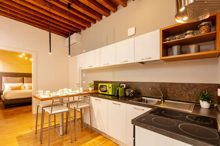 Fully equipped kitchen with induction hob and breakfast bar