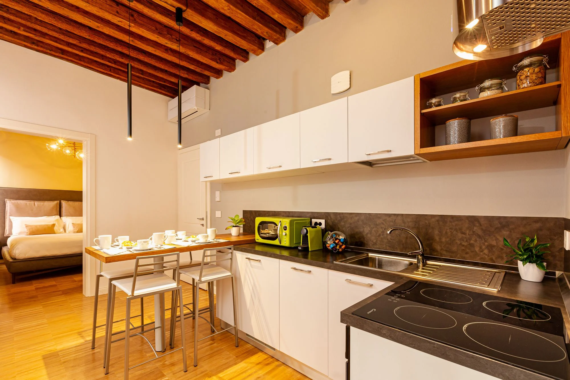 Fully equipped kitchen with induction hob and breakfast bar
